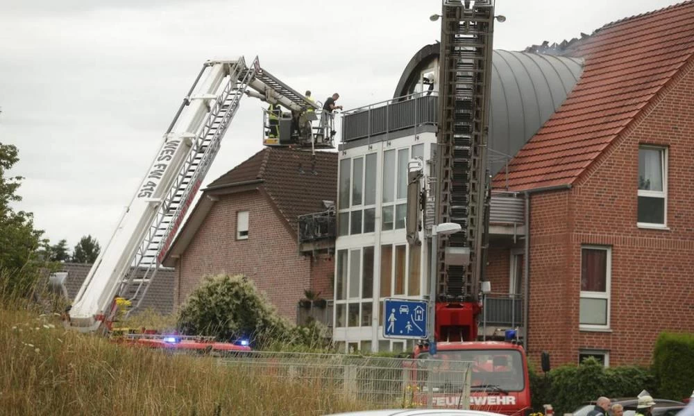 Μικρό αεροσκάφος έπεσε σε ταράτσα στη Γερμανία - Τρεις νεκροί